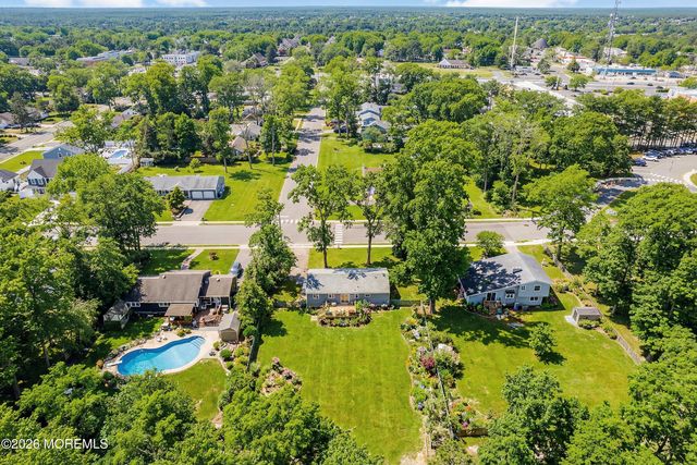 39 Blue Jay Drive, Toms River, NJ 08755