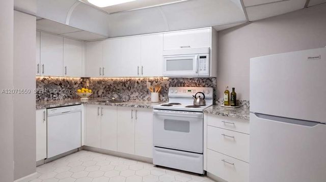 1000 Parkview Dr 511, Hallandale Beach, FL 33009