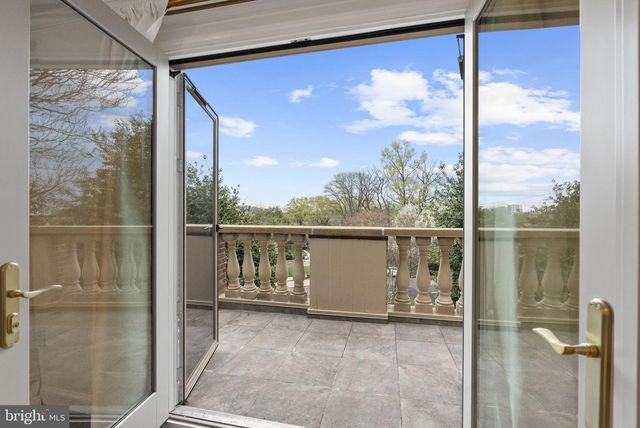 4613 CHARLESTON TER NW, Washington, DC 20007