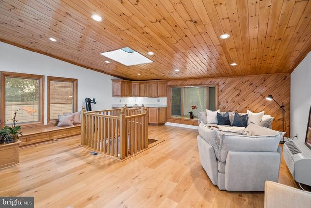 4613 CHARLESTON TER NW, Washington, DC 20007