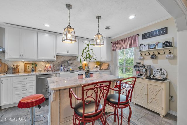 1737 Oakdale Drive, Dandridge, TN 37725