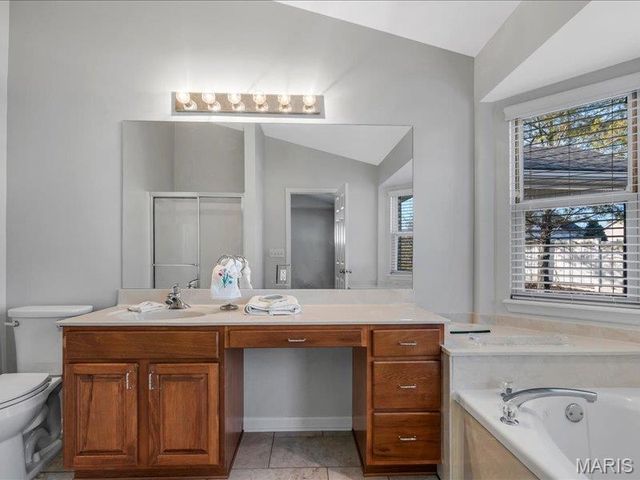 559 Winter Garden Drive, Fenton, MO 63026