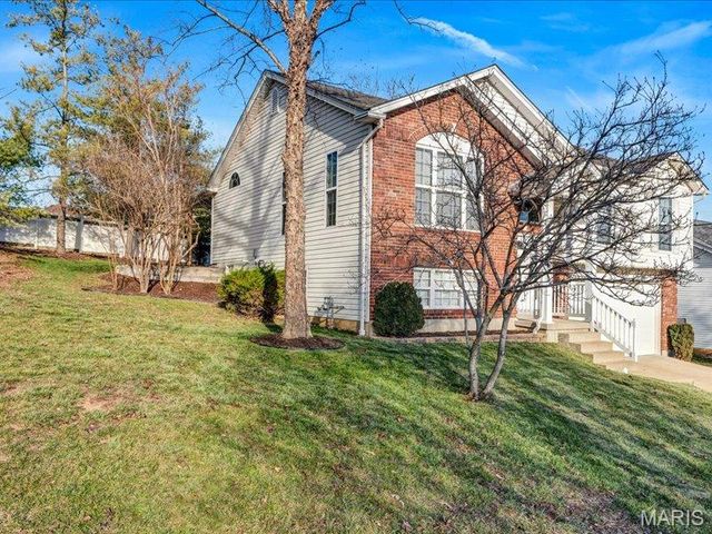 559 Winter Garden Drive, Fenton, MO 63026