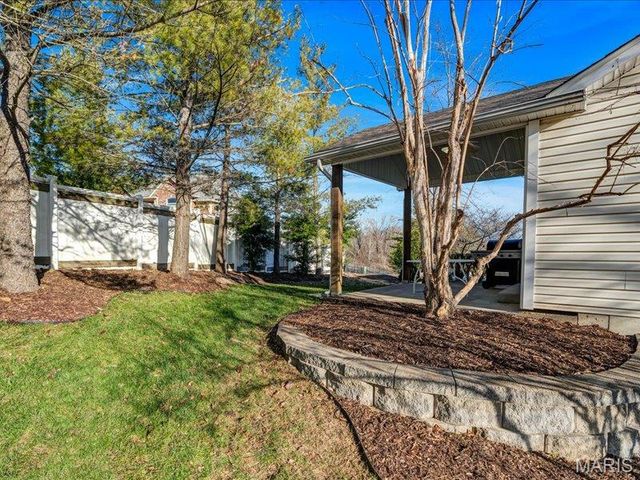 559 Winter Garden Drive, Fenton, MO 63026