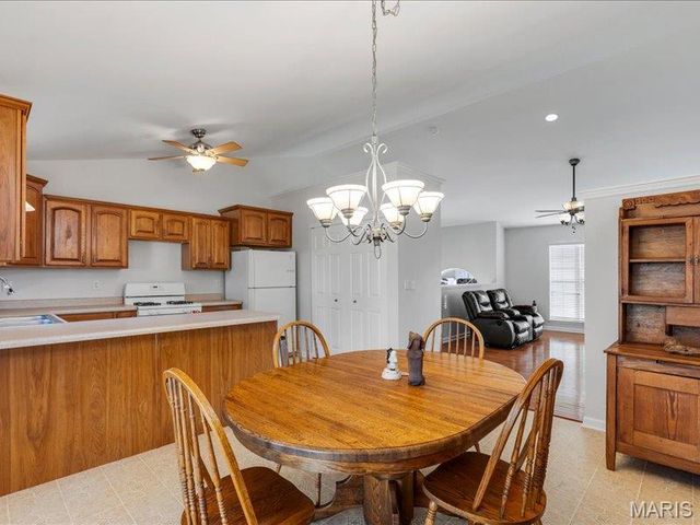 559 Winter Garden Drive, Fenton, MO 63026