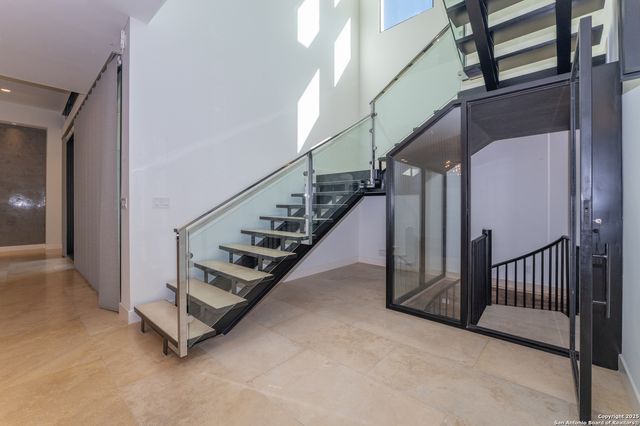 100 Canterbury Hill, Terrell Hills, TX 78209