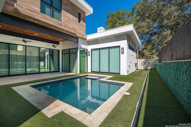 100 Canterbury Hill, Terrell Hills, TX 78209