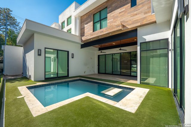 100 Canterbury Hill, Terrell Hills, TX 78209