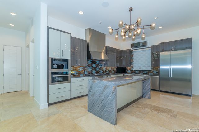 100 Canterbury Hill, Terrell Hills, TX 78209