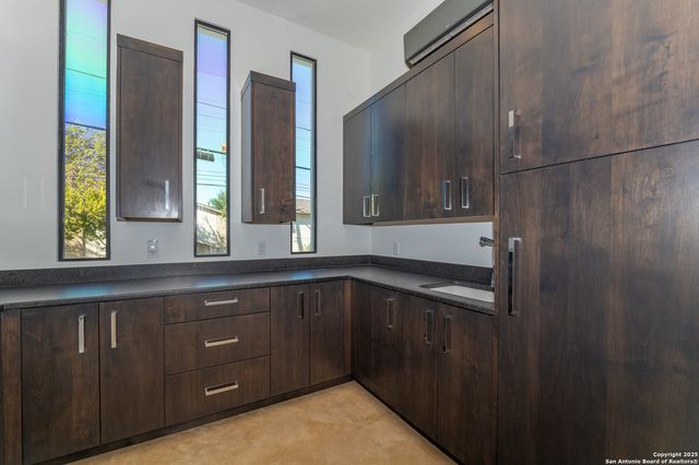 100 Canterbury Hill, Terrell Hills, TX 78209