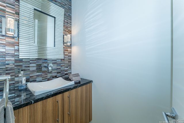 100 Canterbury Hill, Terrell Hills, TX 78209