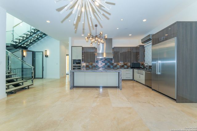 100 Canterbury Hill, Terrell Hills, TX 78209