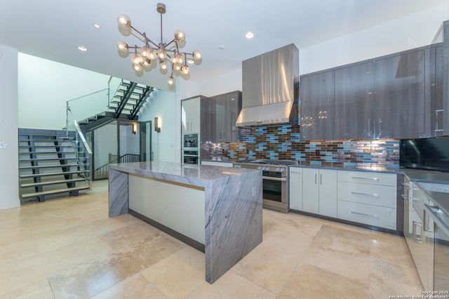 100 Canterbury Hill, Terrell Hills, TX 78209