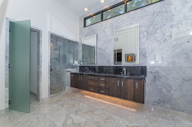 100 Canterbury Hill, Terrell Hills, TX 78209