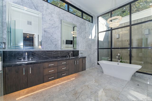 100 Canterbury Hill, Terrell Hills, TX 78209