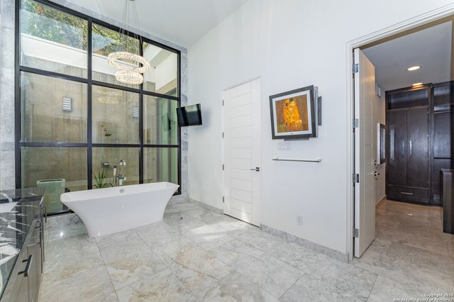 100 Canterbury Hill, Terrell Hills, TX 78209