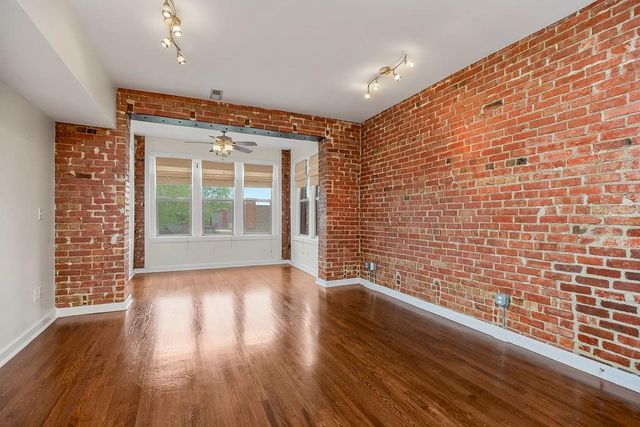 200 E 43rd Street 306, Kansas City, MO 64111