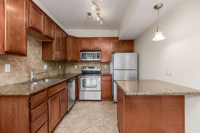 200 E 43rd Street 306, Kansas City, MO 64111