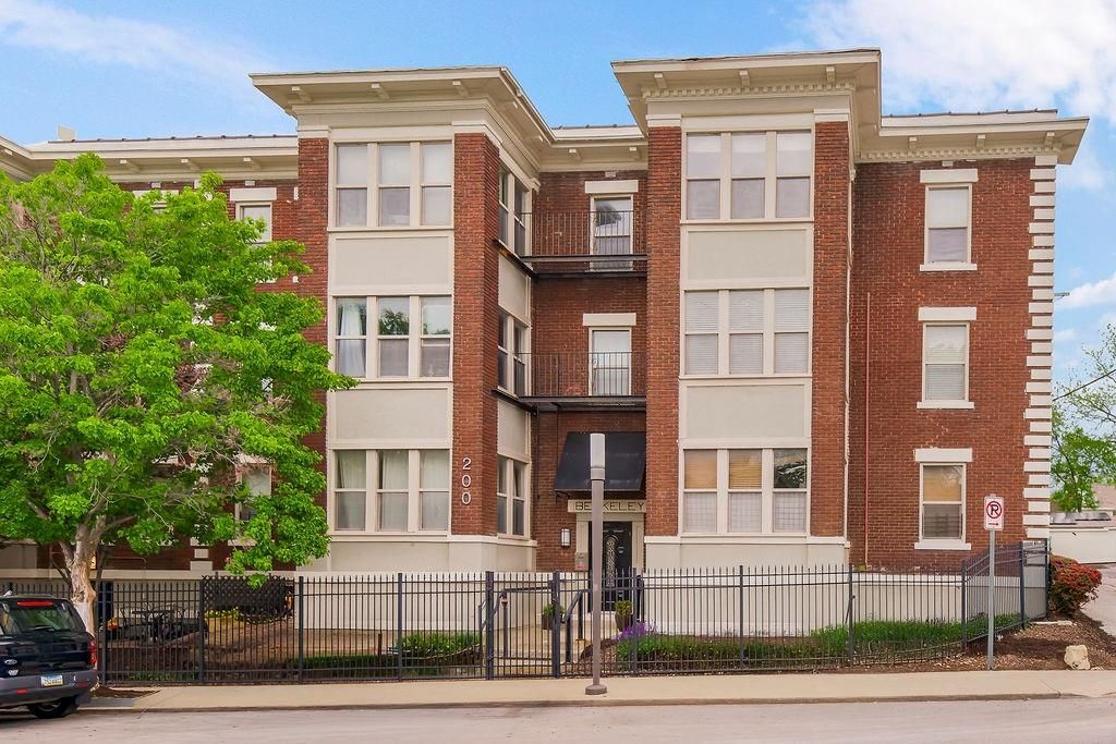 200 E 43rd Street 306, Kansas City, MO 64111