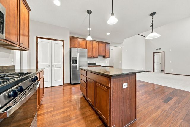 2109 Rockridge Circle, Shakopee, MN 55379