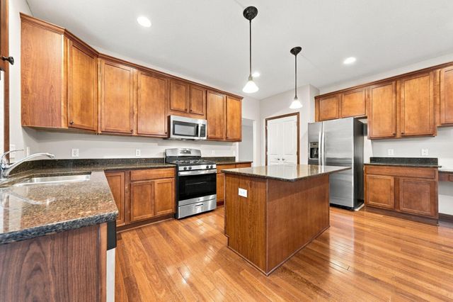 2109 Rockridge Circle, Shakopee, MN 55379