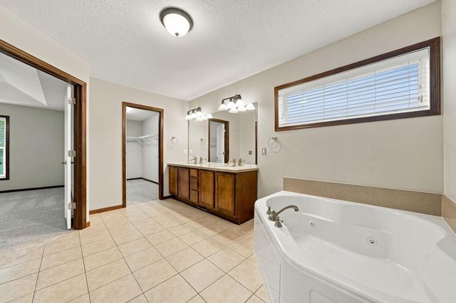 2109 Rockridge Circle, Shakopee, MN 55379