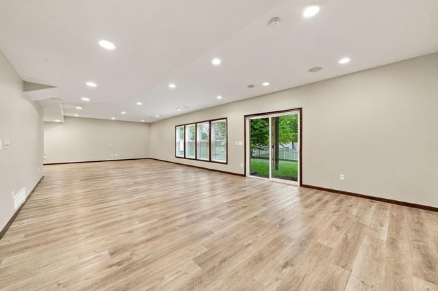 2109 Rockridge Circle, Shakopee, MN 55379