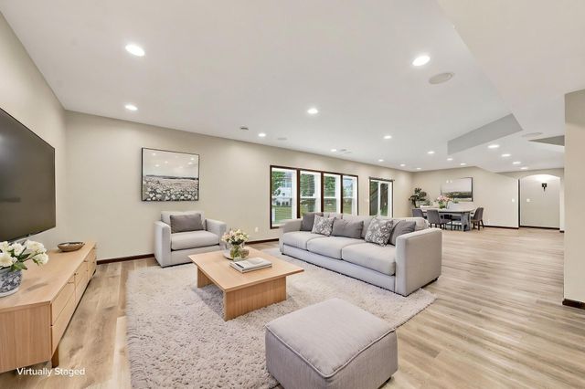 2109 Rockridge Circle, Shakopee, MN 55379