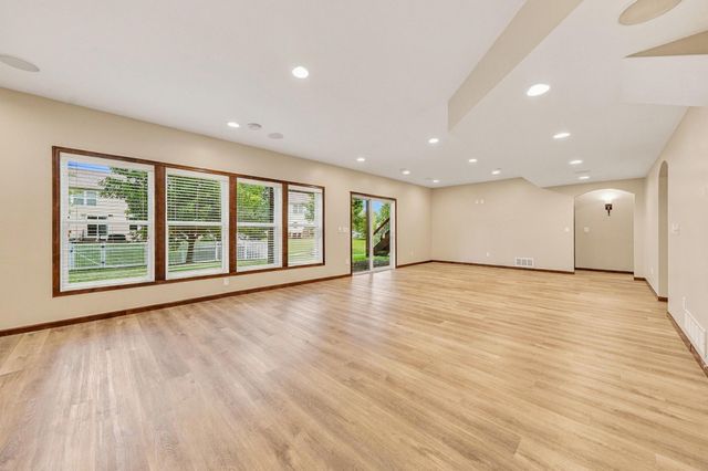2109 Rockridge Circle, Shakopee, MN 55379