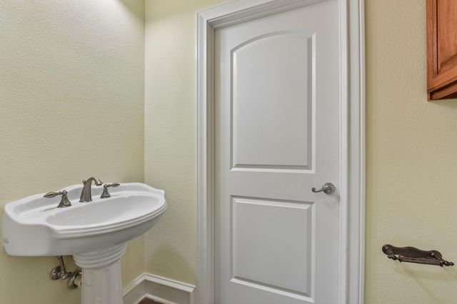 1915 Oak Forest DR, Round Rock, TX 78681