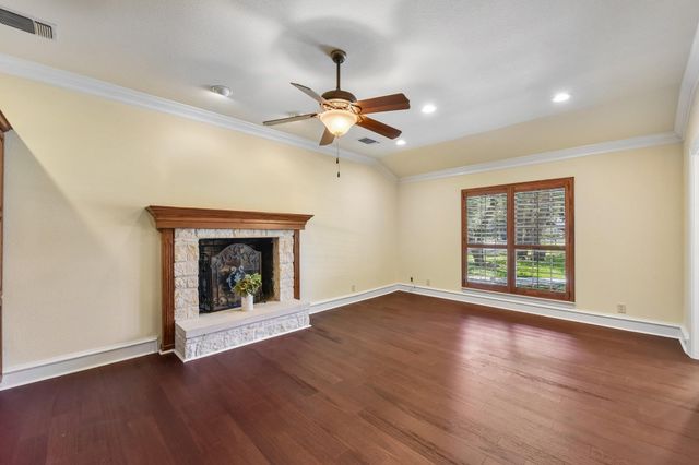 1915 Oak Forest DR, Round Rock, TX 78681