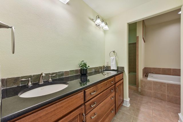 1915 Oak Forest DR, Round Rock, TX 78681