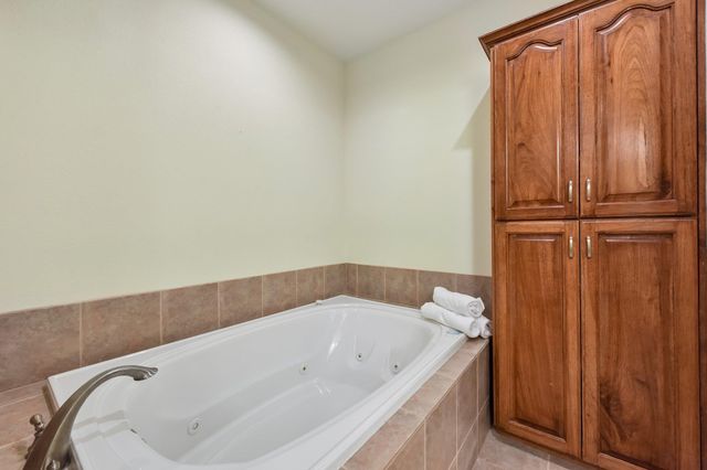 1915 Oak Forest DR, Round Rock, TX 78681