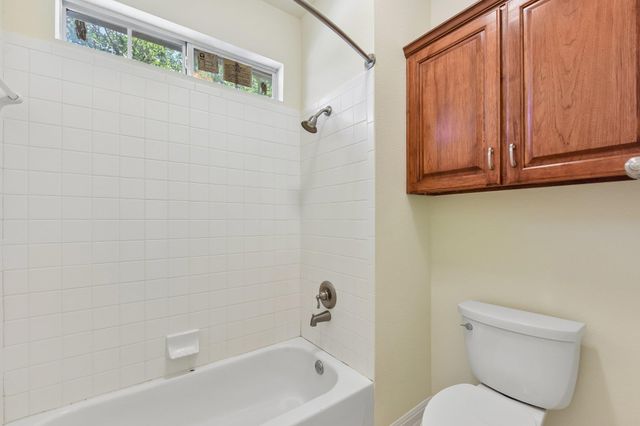 1915 Oak Forest DR, Round Rock, TX 78681