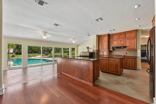 1915 Oak Forest DR, Round Rock, TX 78681