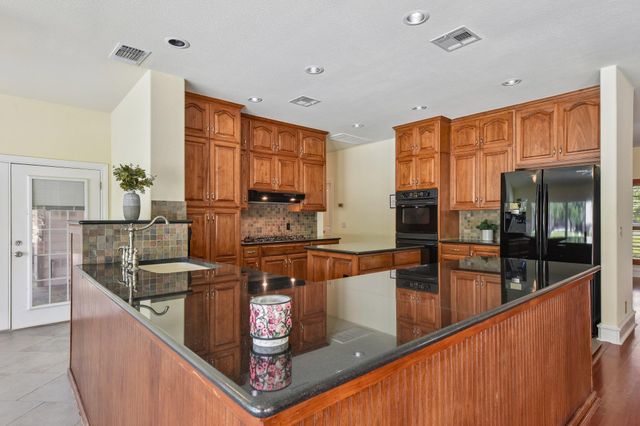 1915 Oak Forest DR, Round Rock, TX 78681
