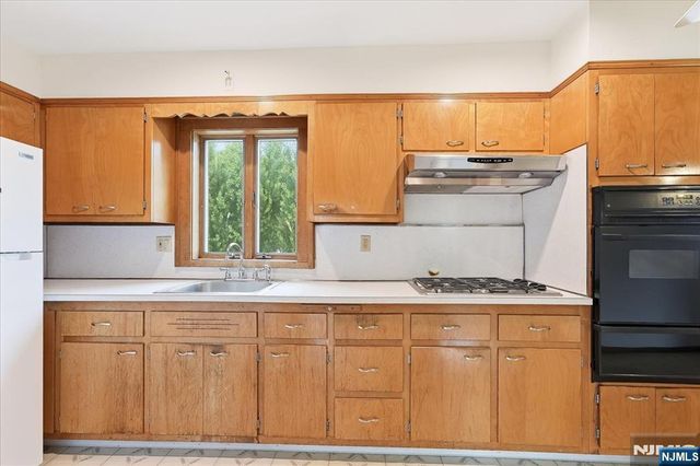 5 Lexington Avenue, Wallington, NJ 07057