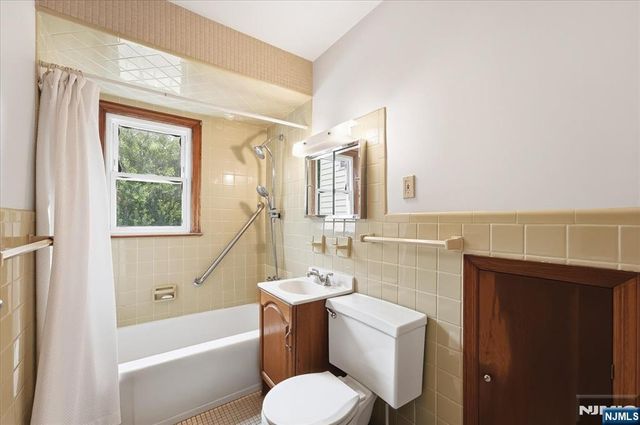 5 Lexington Avenue, Wallington, NJ 07057