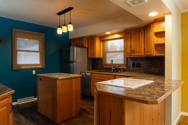 2611 LAWNDALE DR, Rapid City, SD 57702