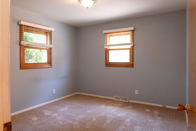 2611 LAWNDALE DR, Rapid City, SD 57702