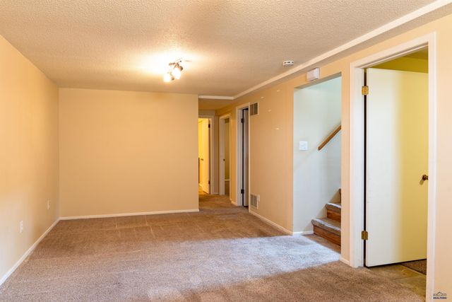 2611 LAWNDALE DR, Rapid City, SD 57702