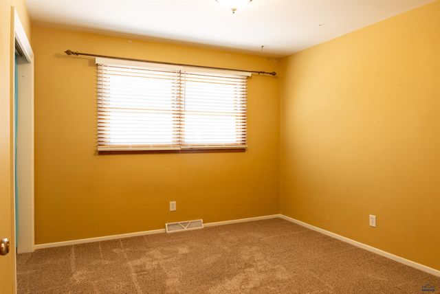 2611 LAWNDALE DR, Rapid City, SD 57702
