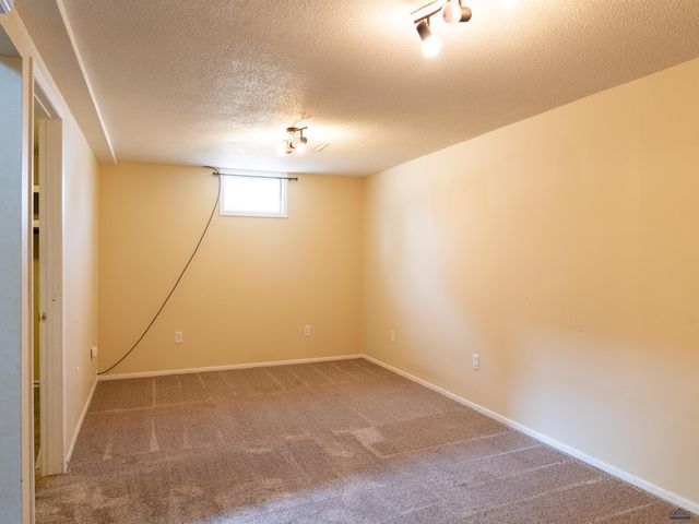 2611 LAWNDALE DR, Rapid City, SD 57702