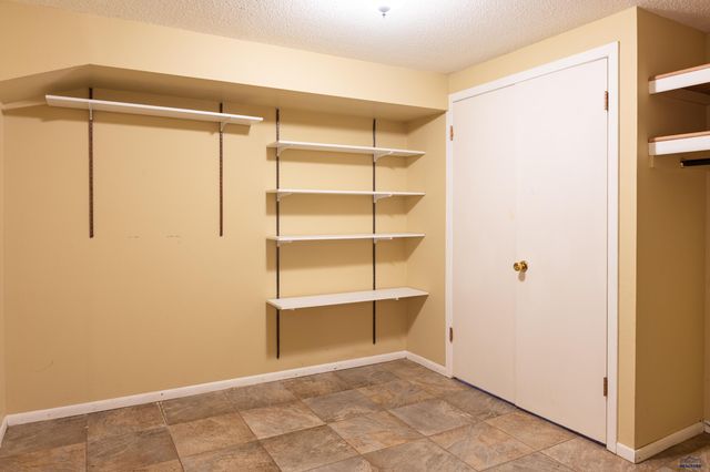 2611 LAWNDALE DR, Rapid City, SD 57702