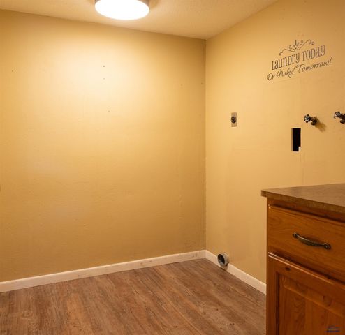 2611 LAWNDALE DR, Rapid City, SD 57702