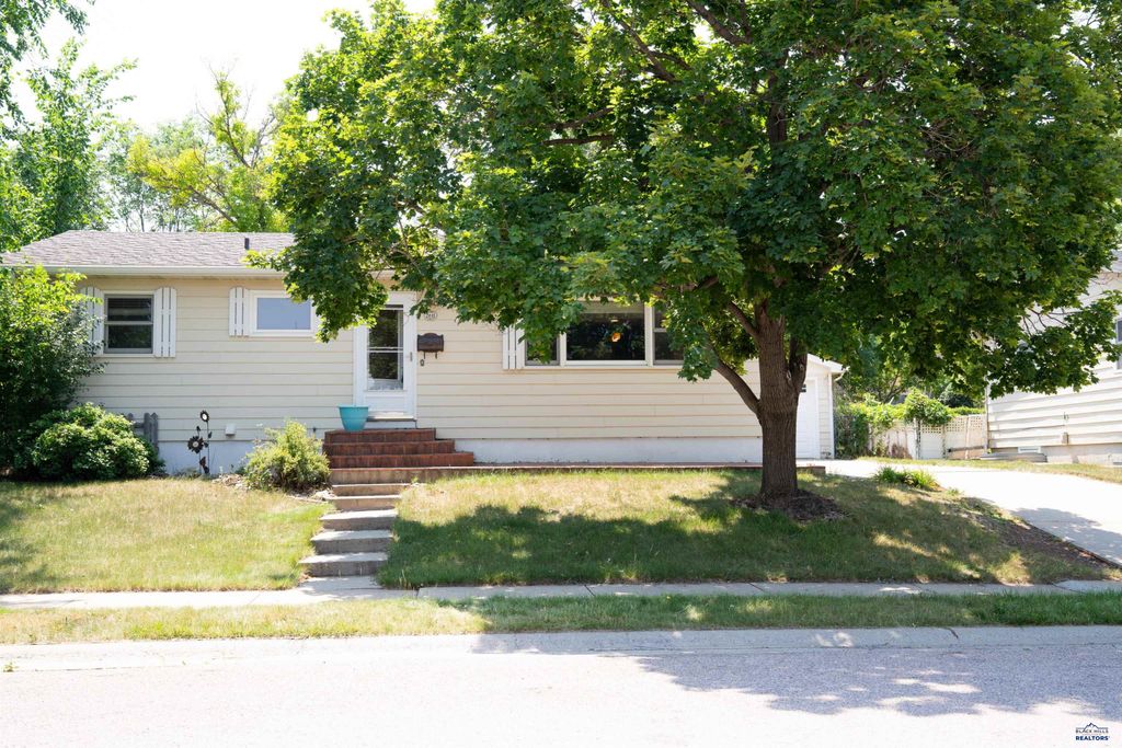 2611 LAWNDALE DR, Rapid City, SD 57702