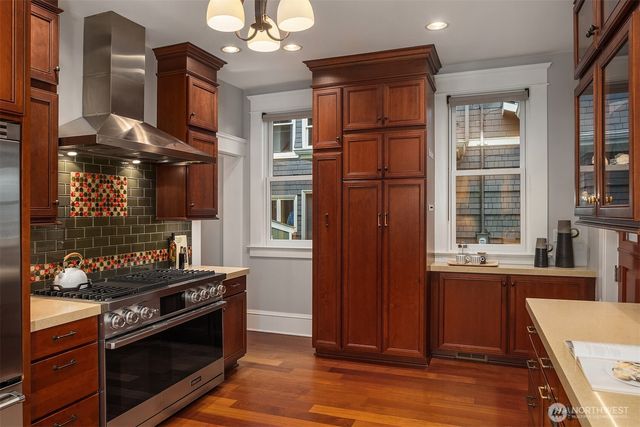 721 18th Avenue E, Seattle, WA 98112
