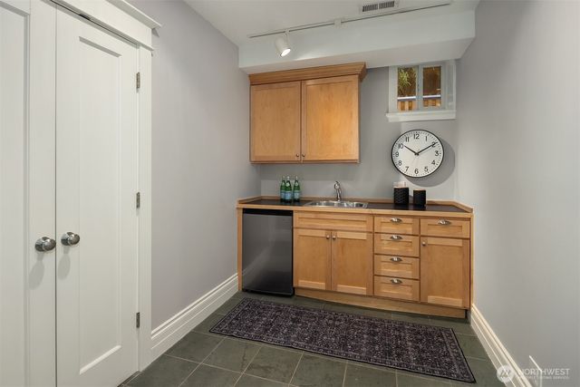 721 18th Avenue E, Seattle, WA 98112