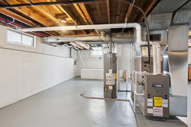 2480 Hwy 30, Dewitt, IA 52742