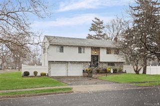 18 South Drive, Manhasset Hills, NY 11040